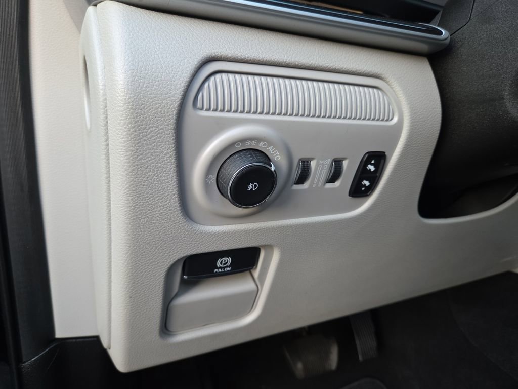 Used 2023 Jeep Wagoneer 2WD w/ Premium Group I image 18