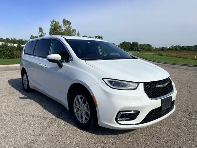 Used 2023 Chrysler Pacifica Touring-L FWD image 7