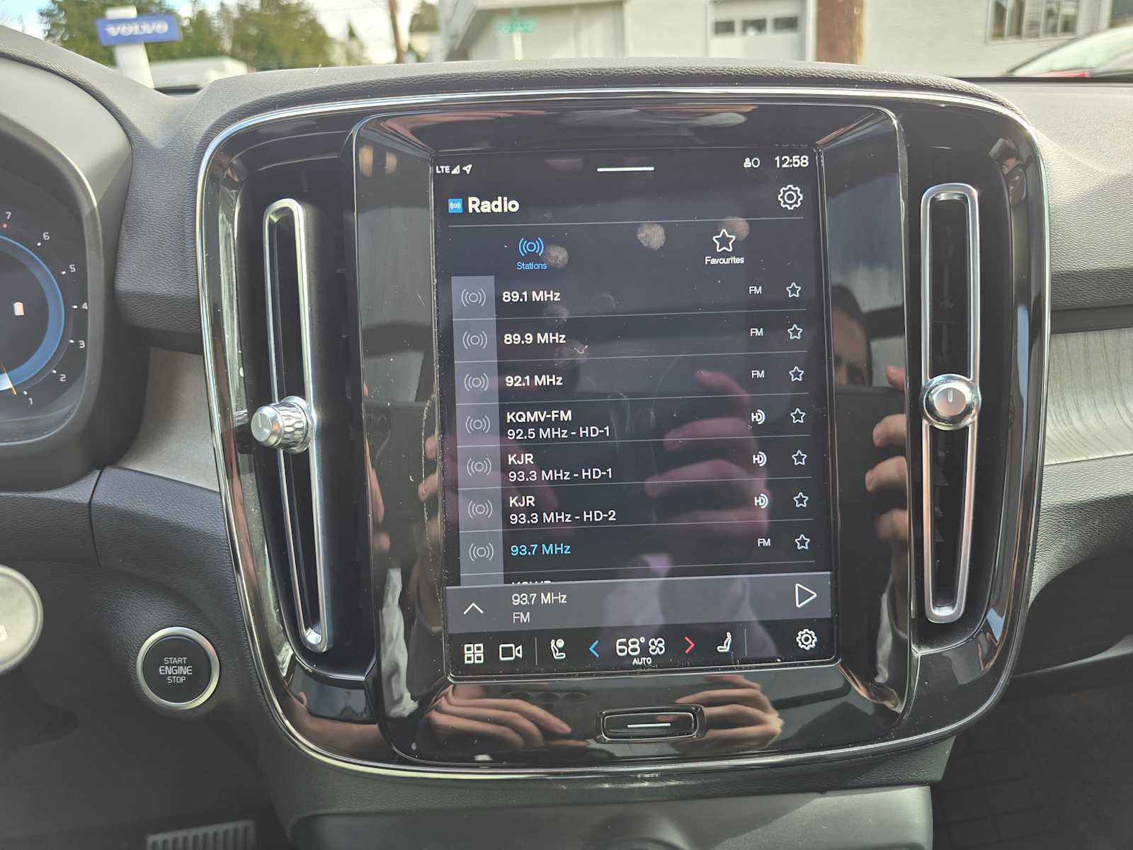 Certified 2023 Volvo XC40 B5 Plus w/ Protection Package Premier image 28