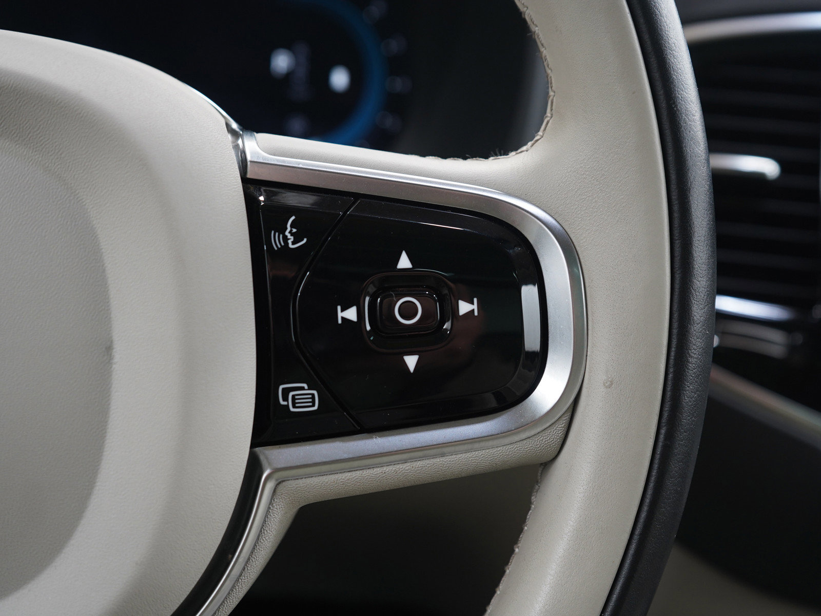 Used 2023 Volvo XC90 B6 Plus image 27