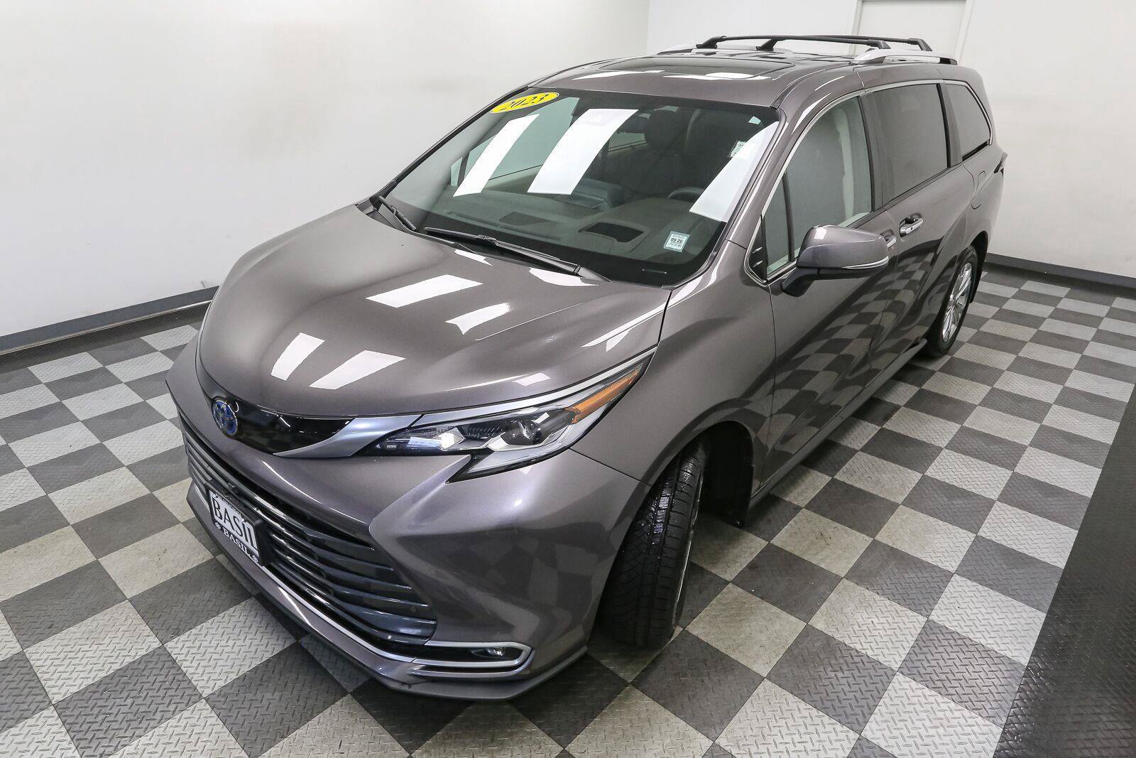 Used 2023 Toyota Sienna Platinum AWD/4WD image 6
