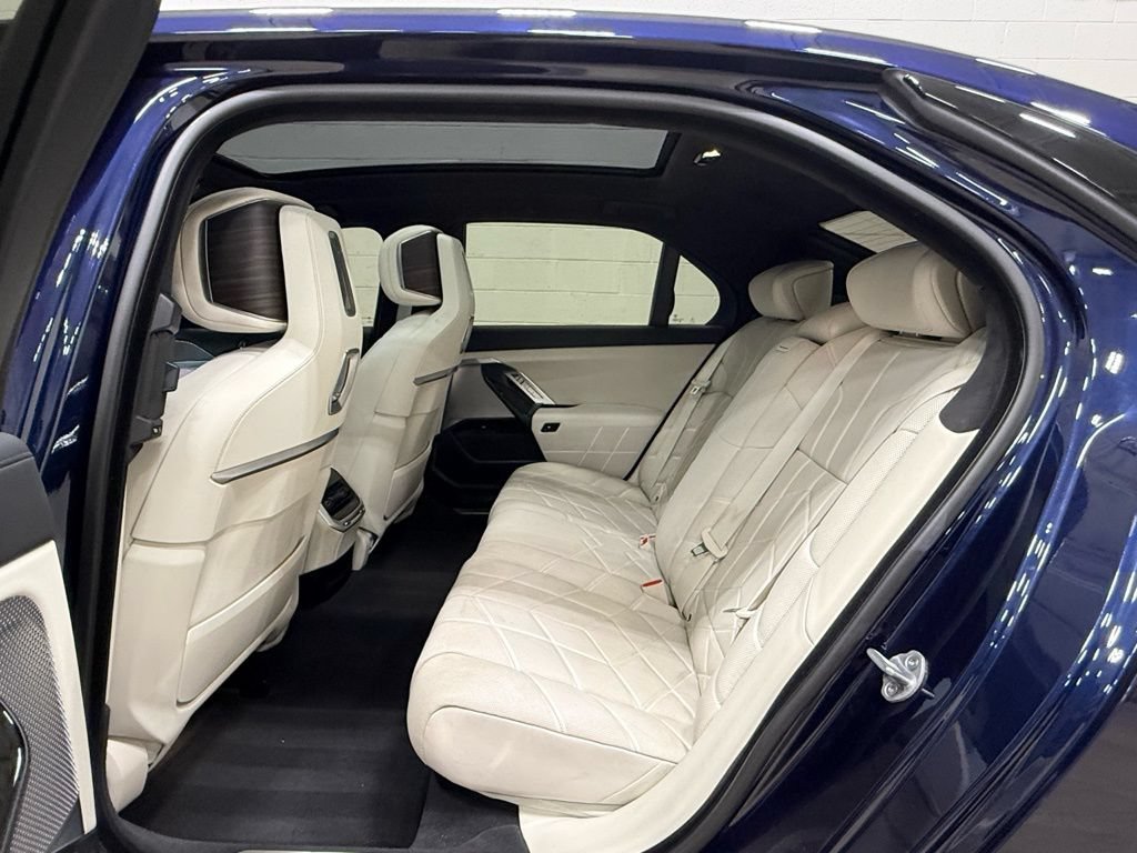 Used 2023 BMW i7 xDrive60 AWD/4WD image 31