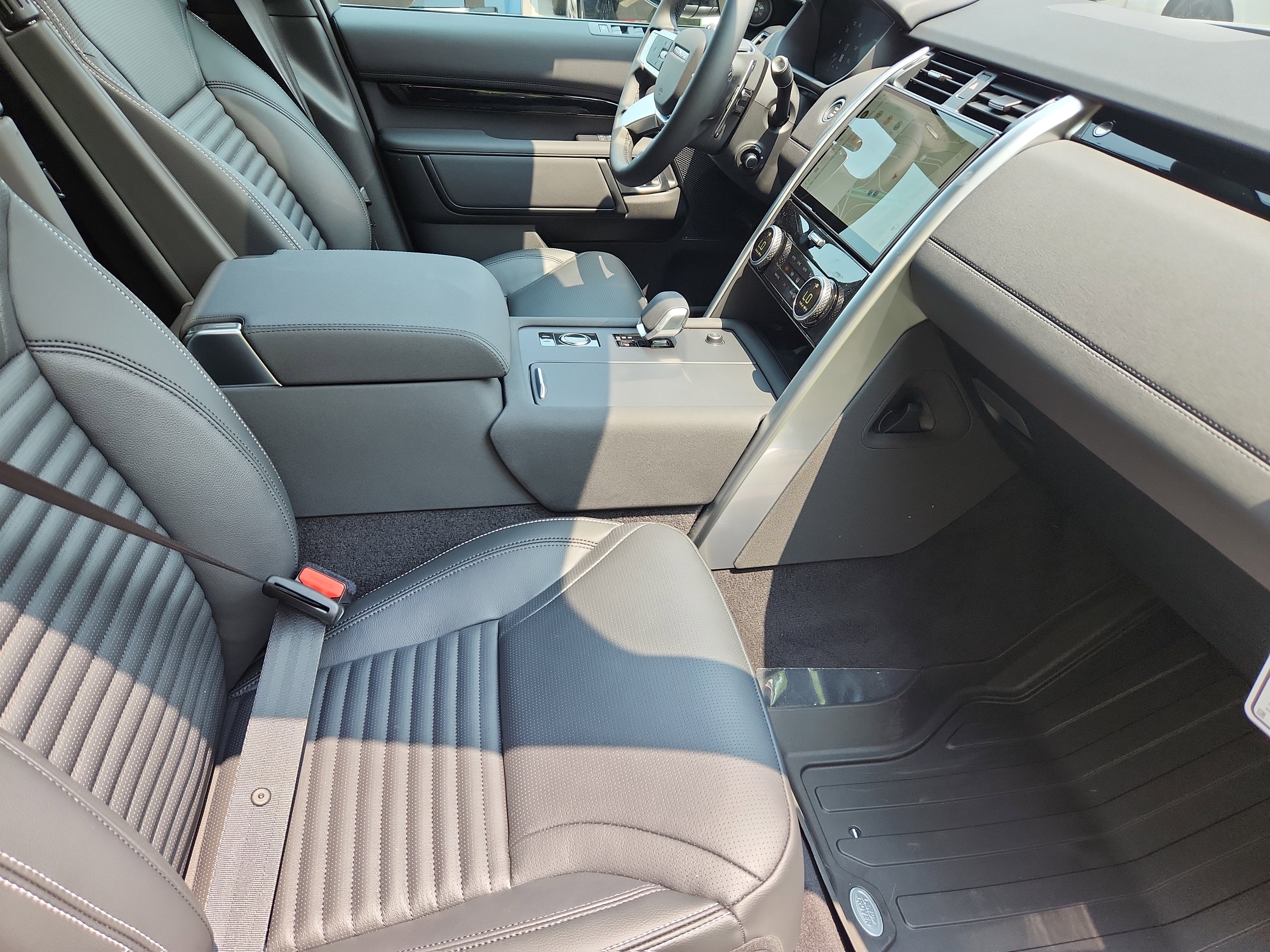 New 2025 Land Rover Discovery S image 3