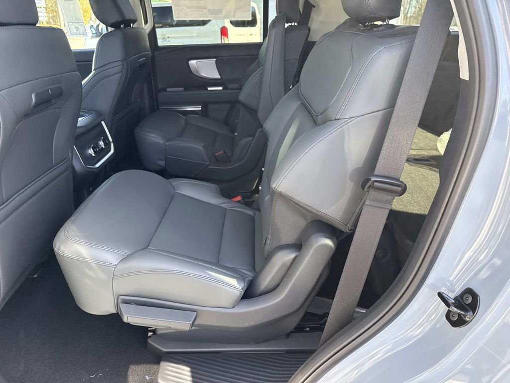 New 2026 Ford Expedition Active image 7