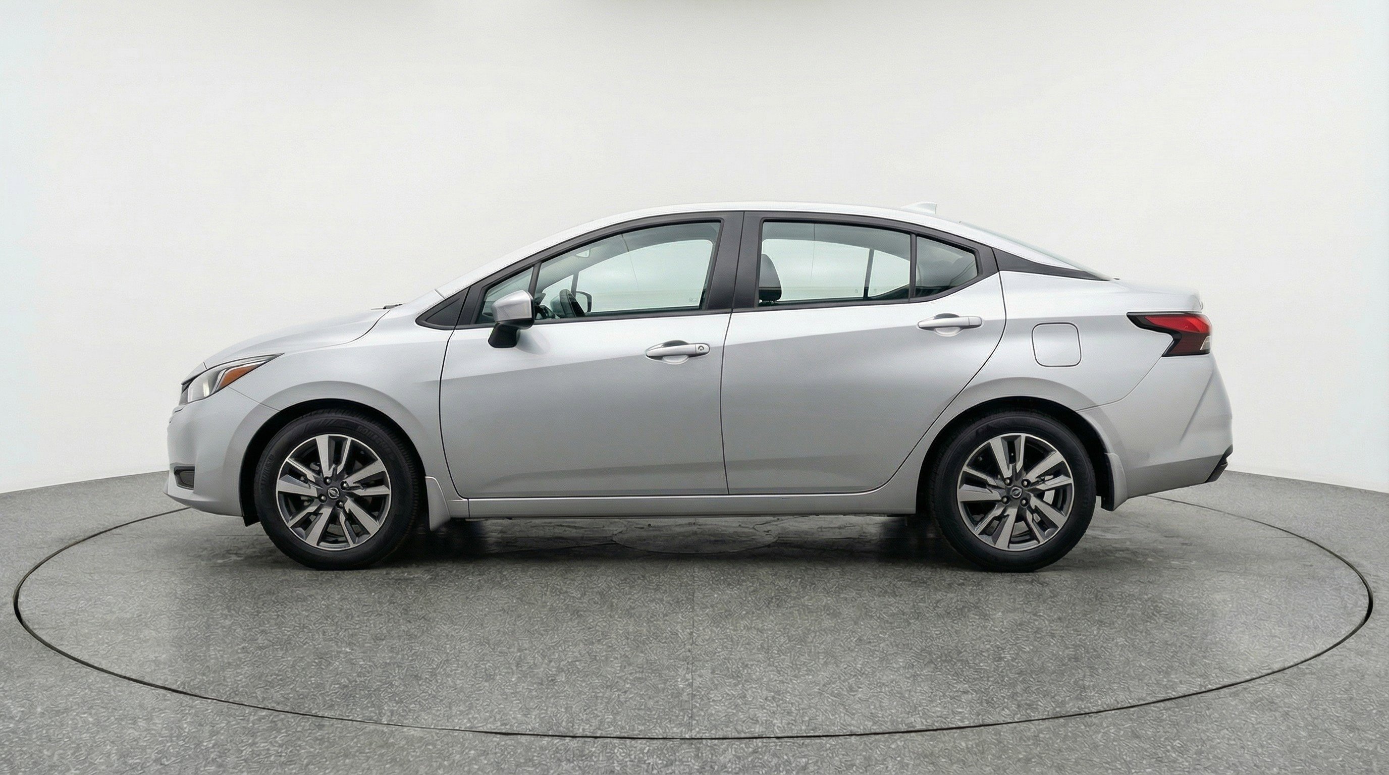 Used 2025 Nissan Versa SV image 5