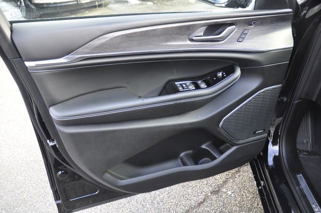 Used 2024 Jeep Grand Cherokee Overland w/ Luxury Tech Group IV image 16