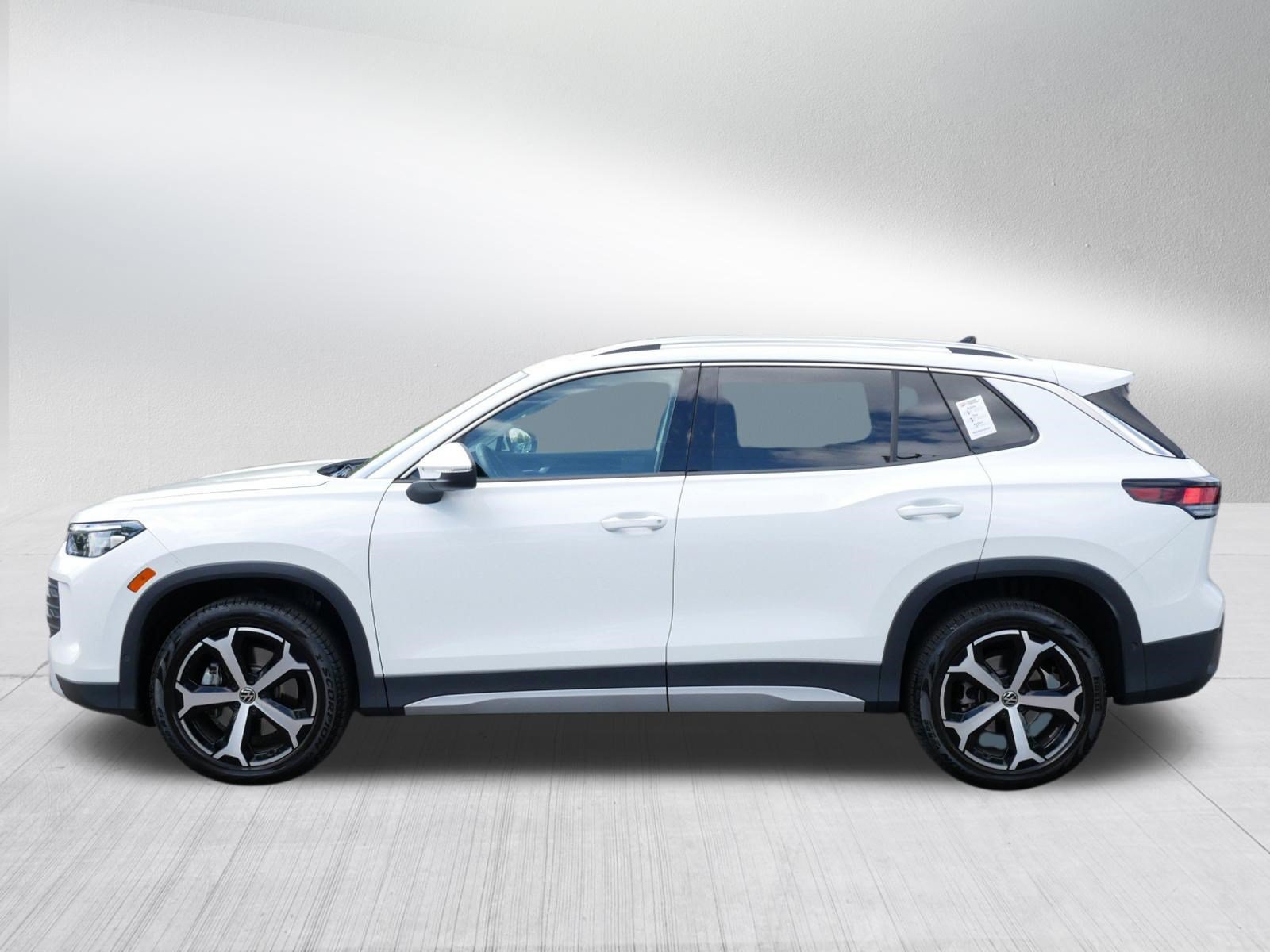 Certified 2025 Volkswagen Tiguan SE w/ Panoramic Sunroof Package AWD/4WD image 4