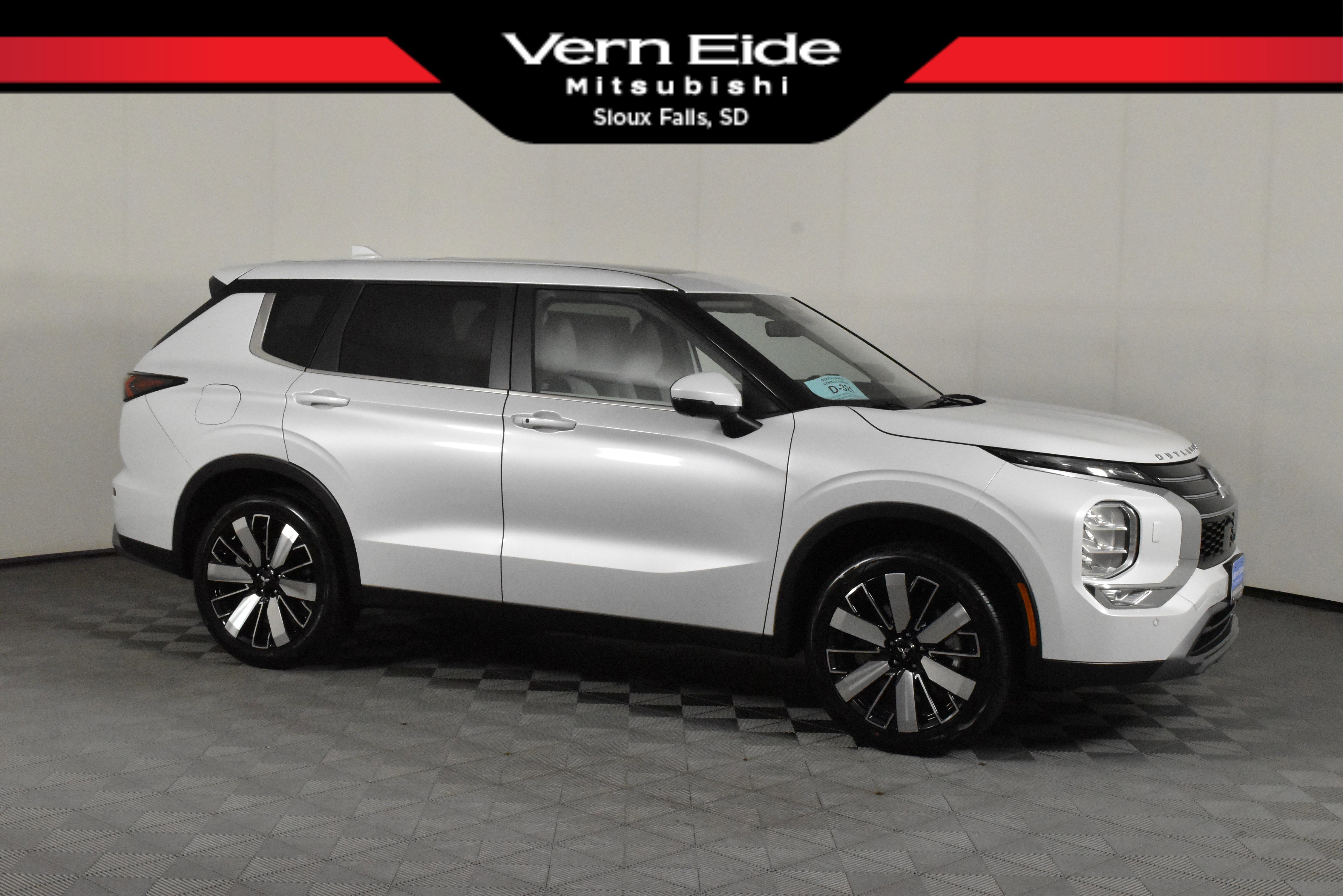 New 2025 Mitsubishi Outlander SE image 1