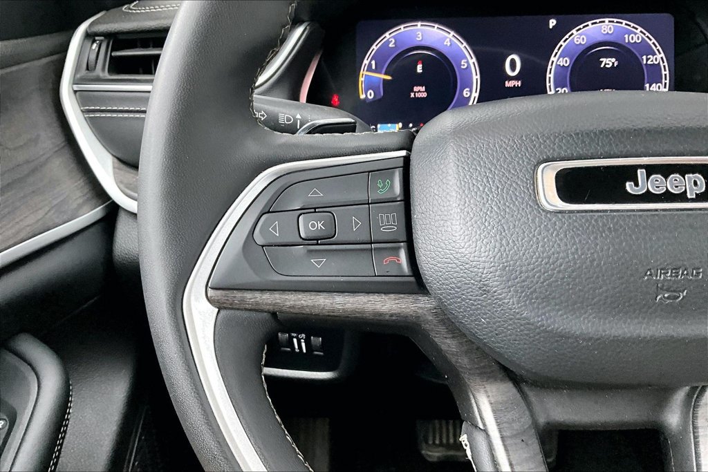 Used 2024 Jeep Grand Cherokee Limited AWD/4WD image 11