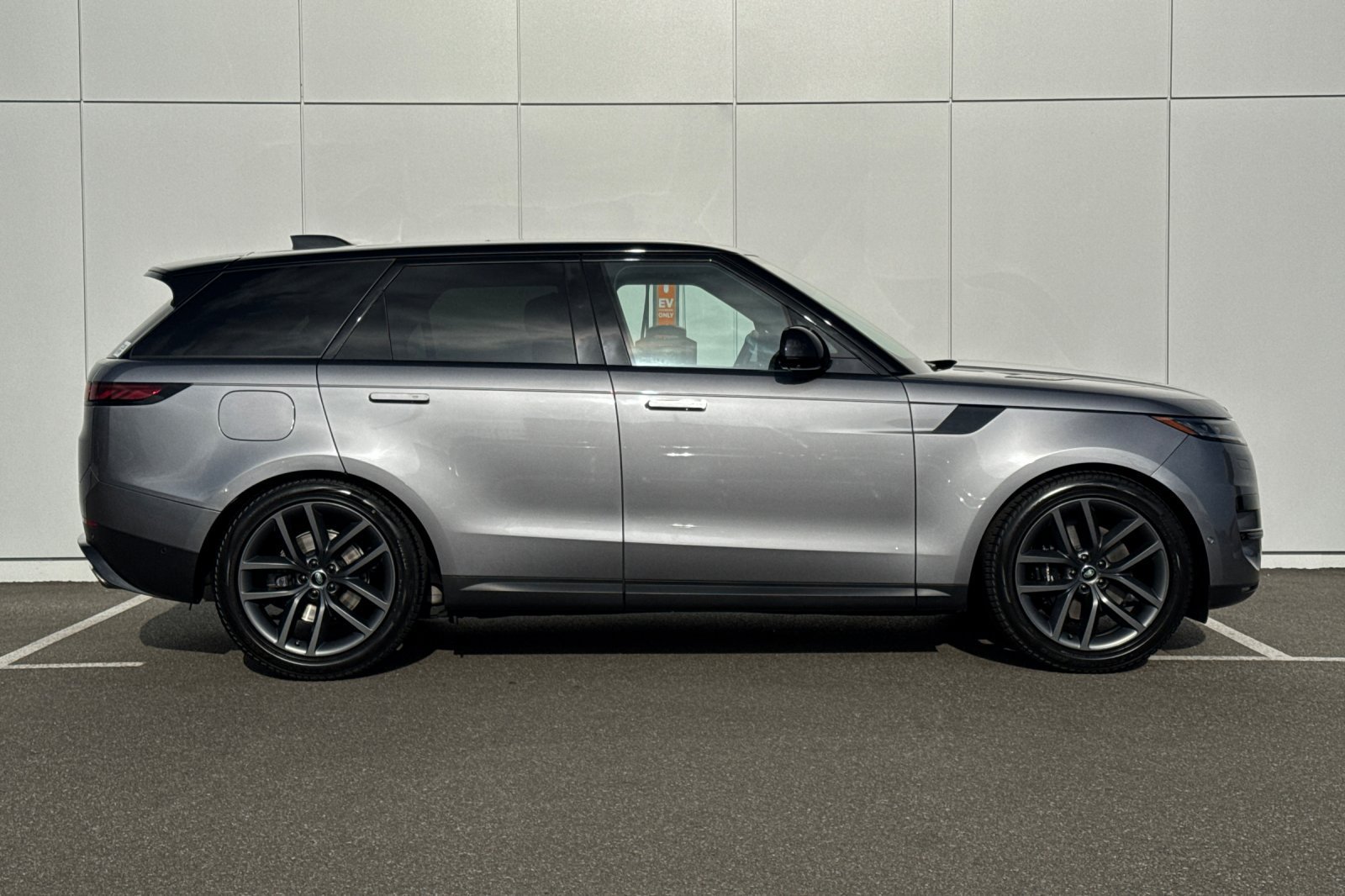 Used 2024 Land Rover Range Rover Sport SE AWD/4WD image 6
