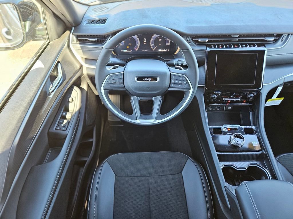 New 2025 Jeep Grand Cherokee Altitude image 13