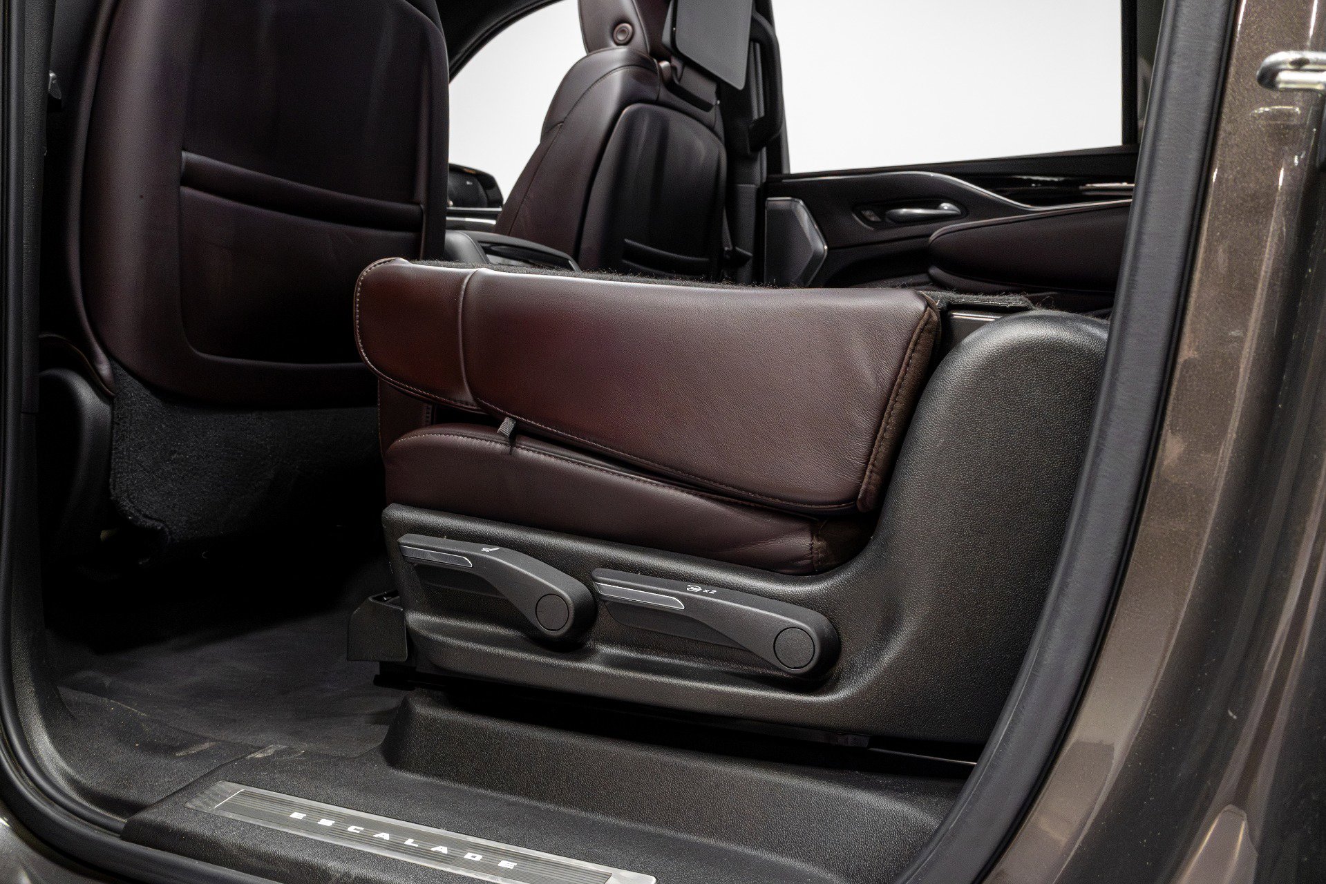 Used 2021 Cadillac Escalade ESV Premium Luxury Platinum w/ Heavy-Duty Trailer Package image 33