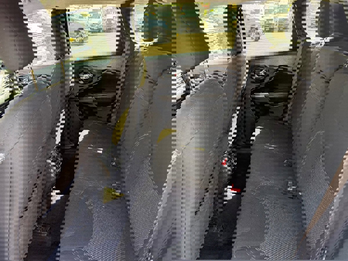 Used 2019 Jeep Cherokee Latitude w/ Popular Appearance Group image 18