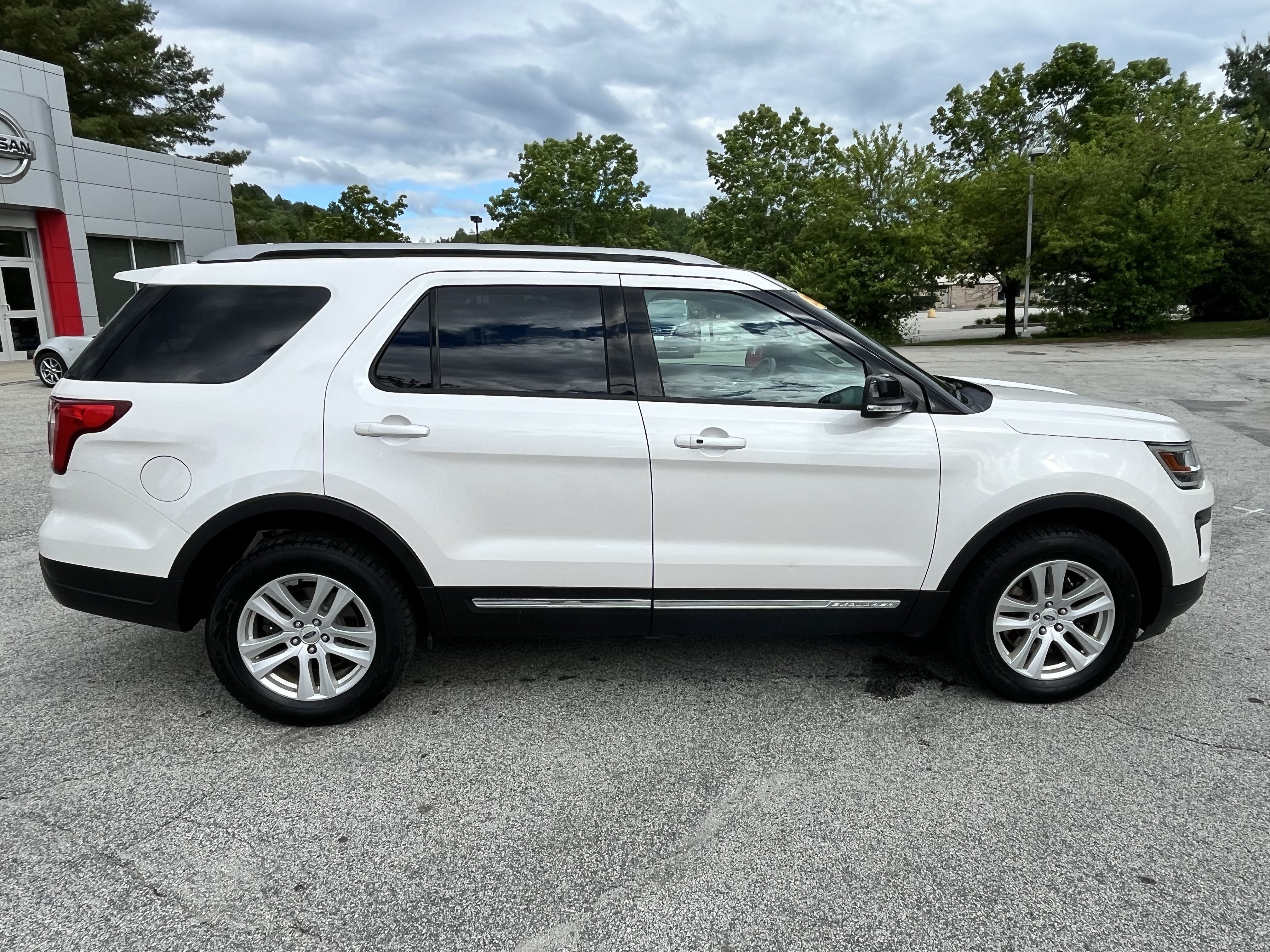 Used 2018 Ford Explorer XLT w/ Equipment Group 201A AWD/4WD image 8