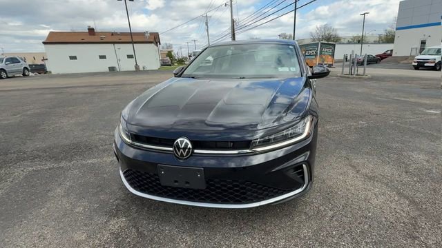 Used 2025 Volkswagen Jetta SE image 3