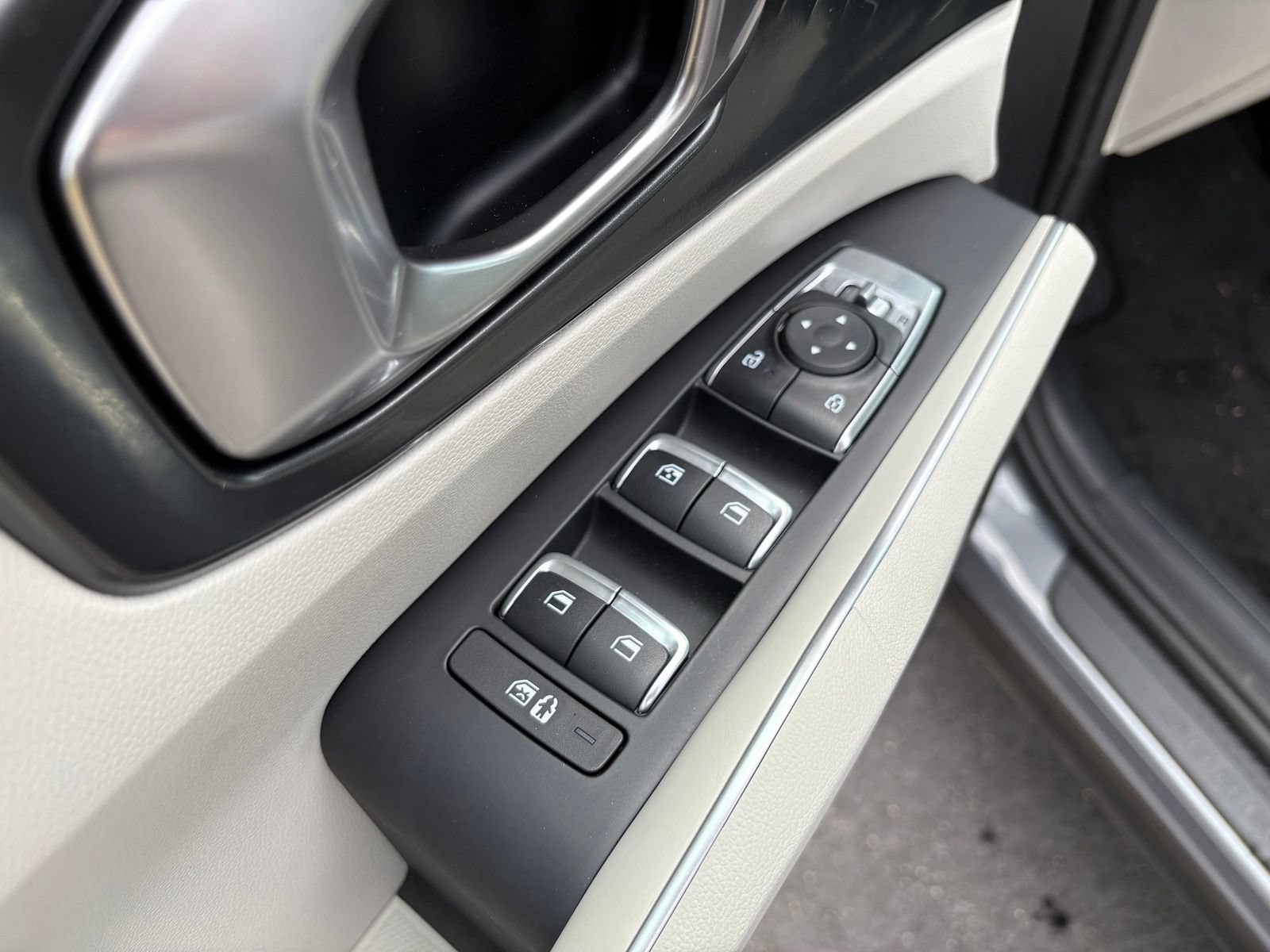 Used 2025 Kia Sorento S FWD image 24