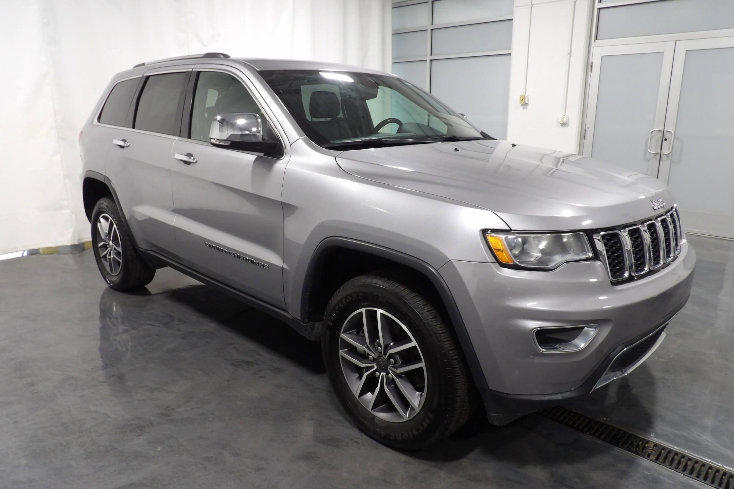 Used 2021 Jeep Grand Cherokee Limited w/ Luxury Group II image 2