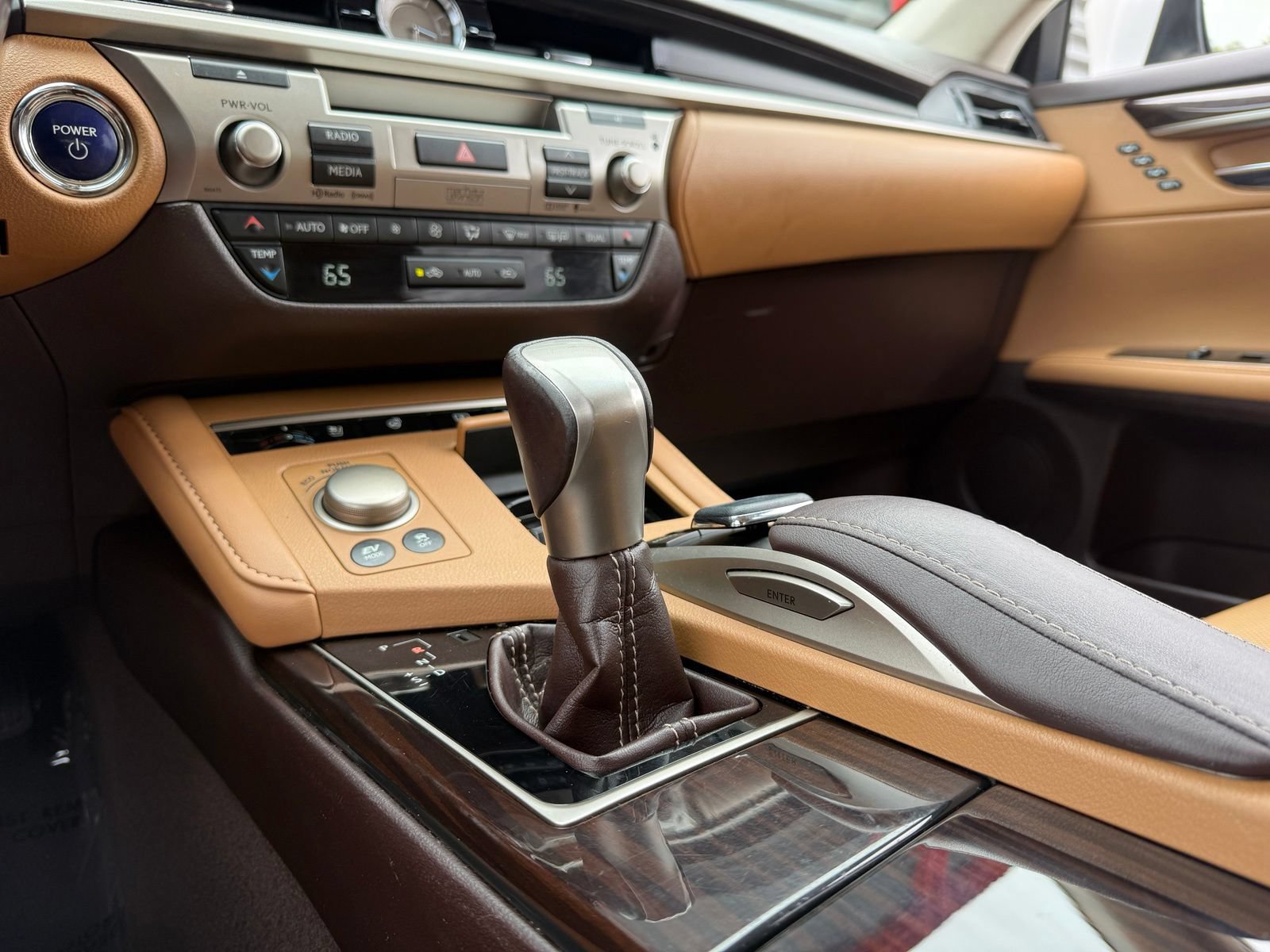Used 2016 Lexus ES 300h w/ Ultra Luxury Package FWD image 22