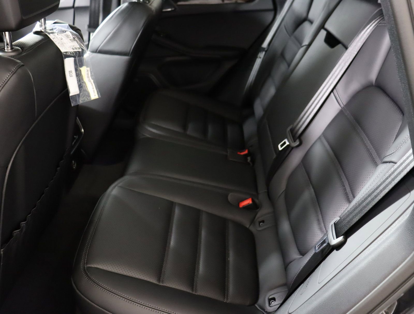Certified 2025 Porsche Macan AWD/4WD image 14