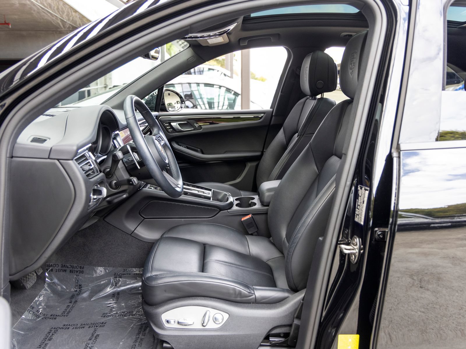 Certified 2023 Porsche Macan AWD/4WD image 33