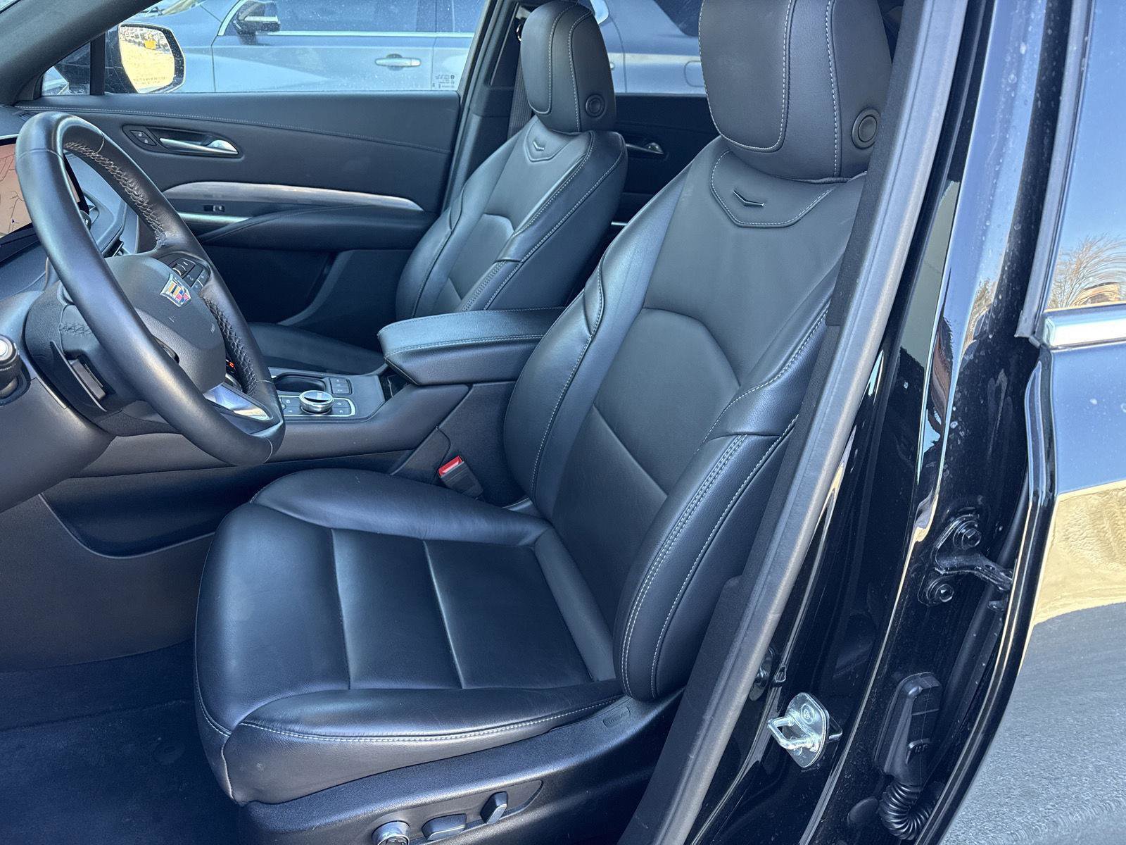 Used 2025 Cadillac XT4 Premium Luxury image 11