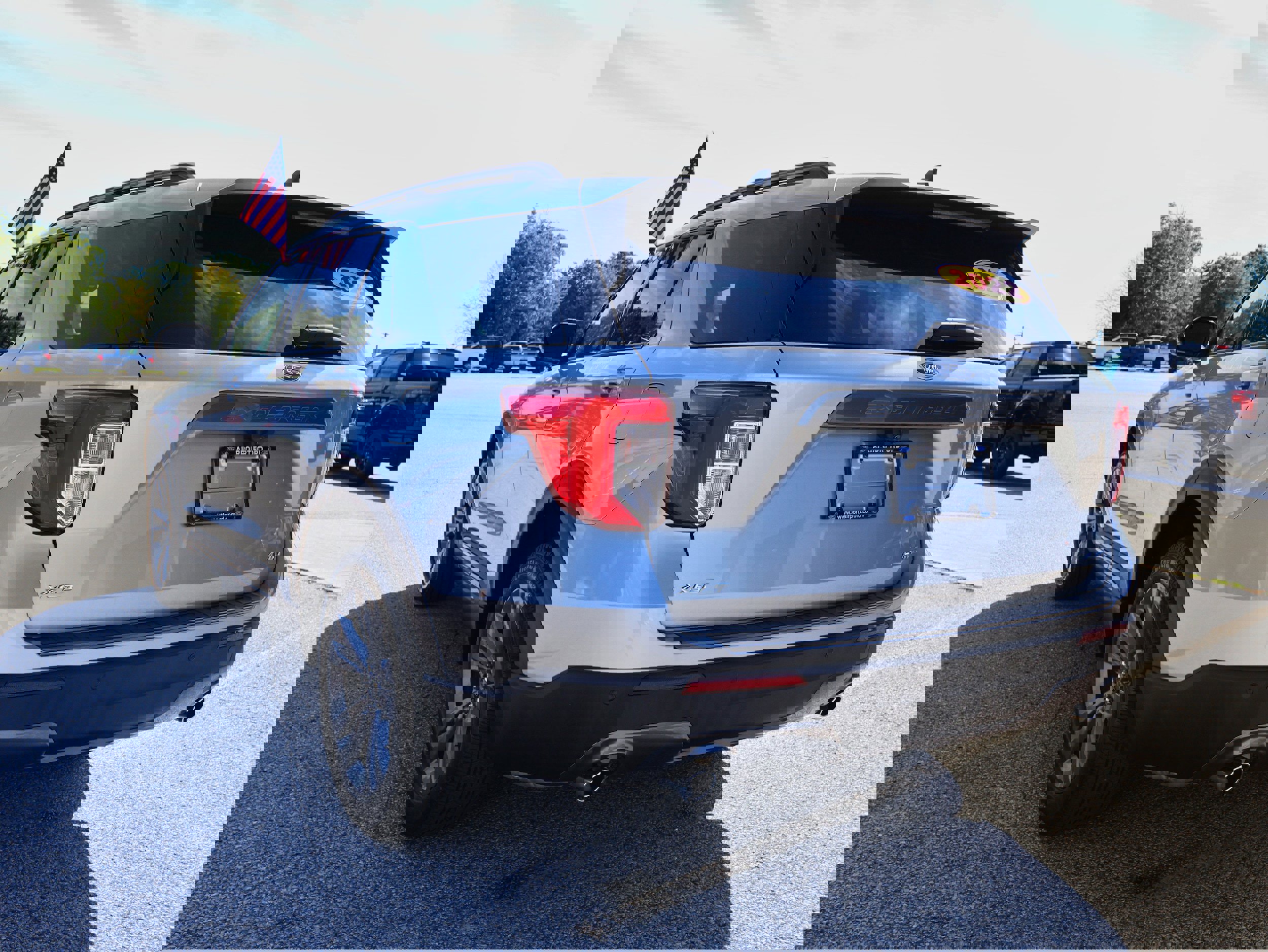 Used 2022 Ford Explorer XLT w/ Equipment Group 202A image 3