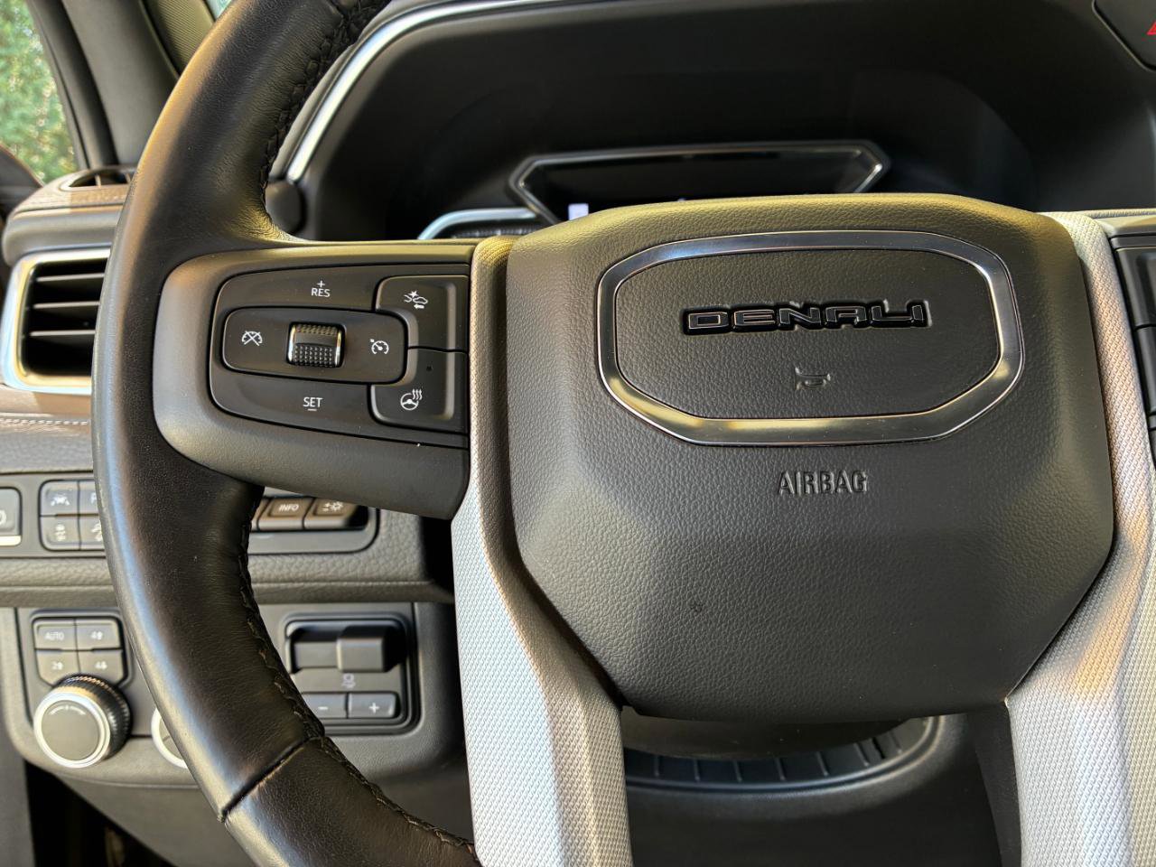 Used 2021 GMC Yukon XL Denali w/ Denali Premium Package image 28