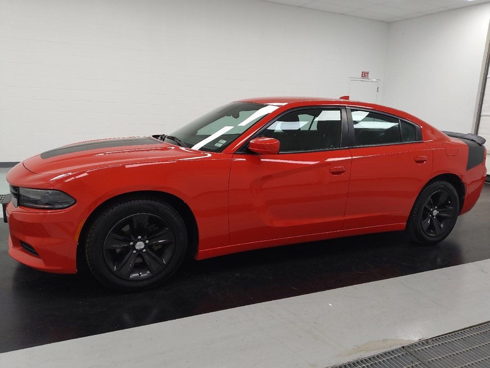 Used 2017 Dodge Charger SXT image 2