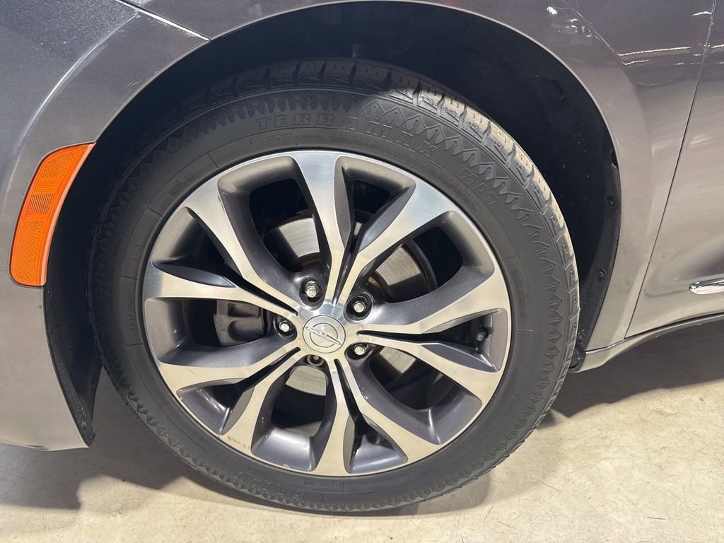 Used 2017 Chrysler Pacifica Limited w/ UConnect Theater Package image 2