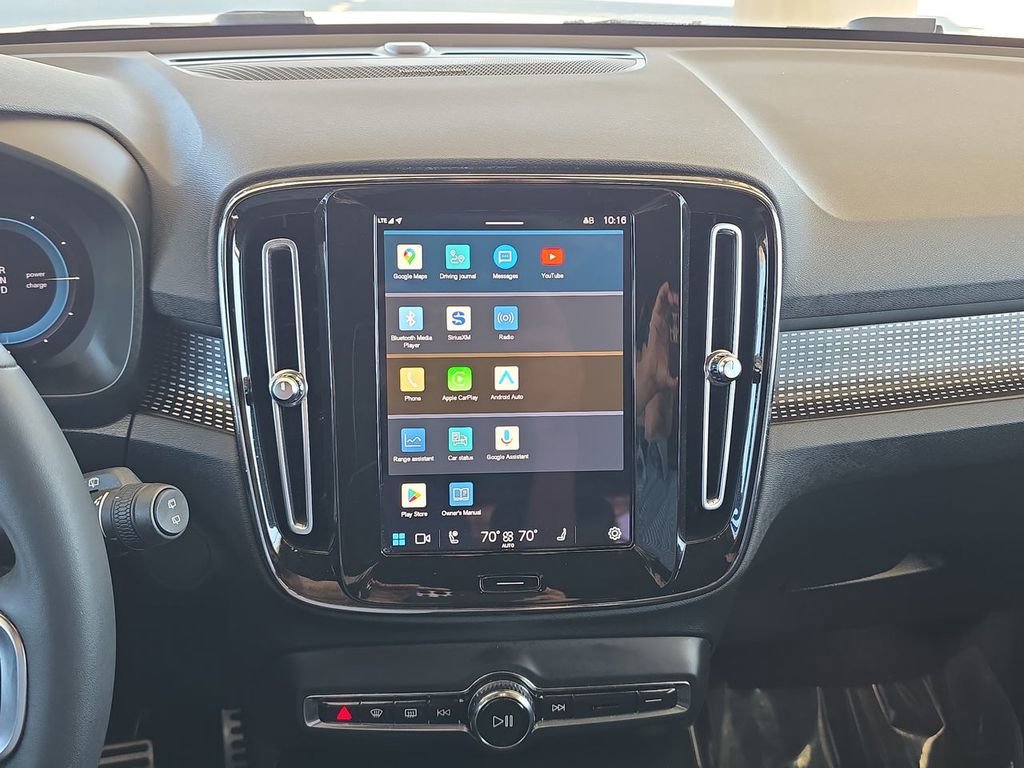 Used 2022 Volvo XC40 P8 Recharge Plus image 13