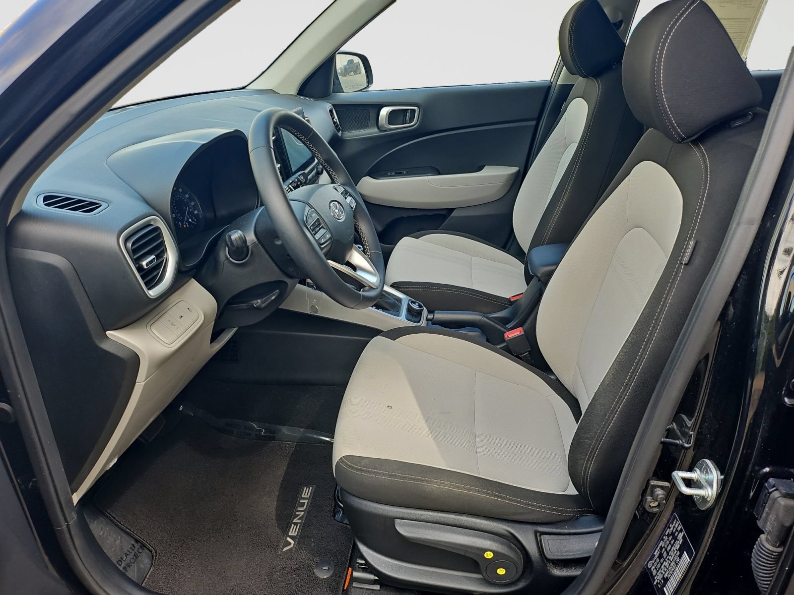 Used 2022 Hyundai Venue SEL FWD image 16