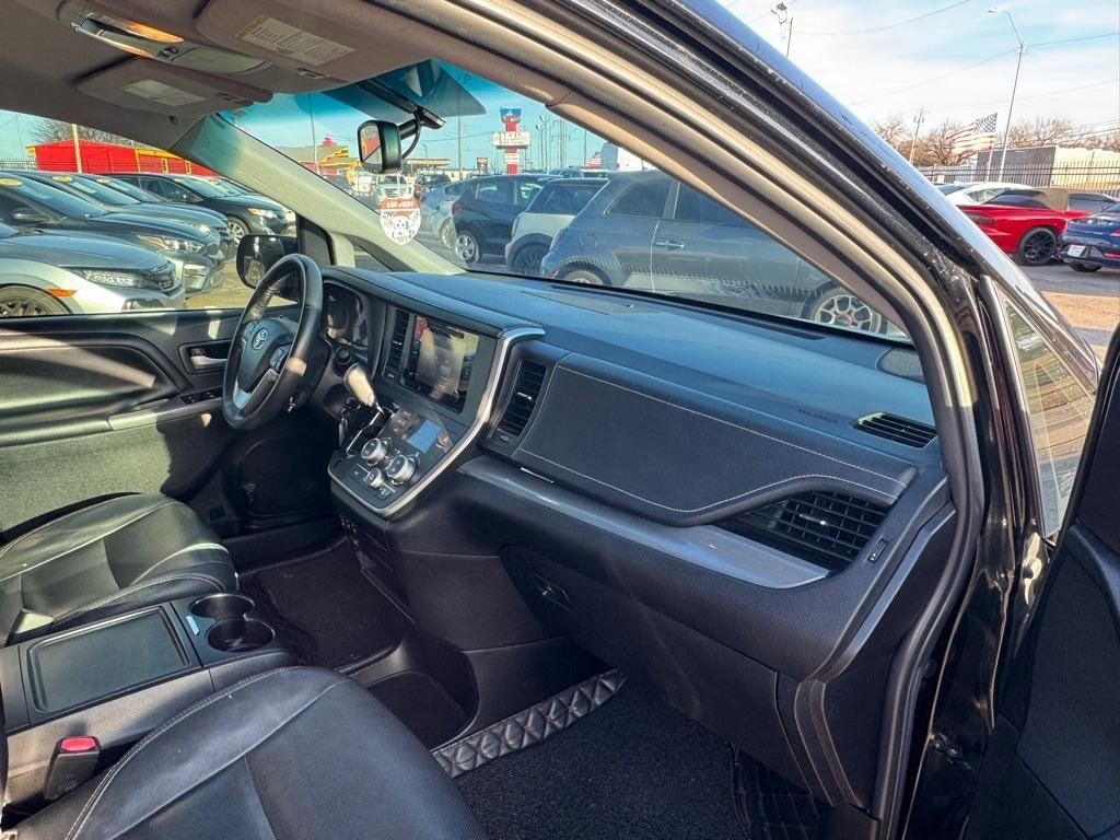 Used 2017 Toyota Sienna SE image 12
