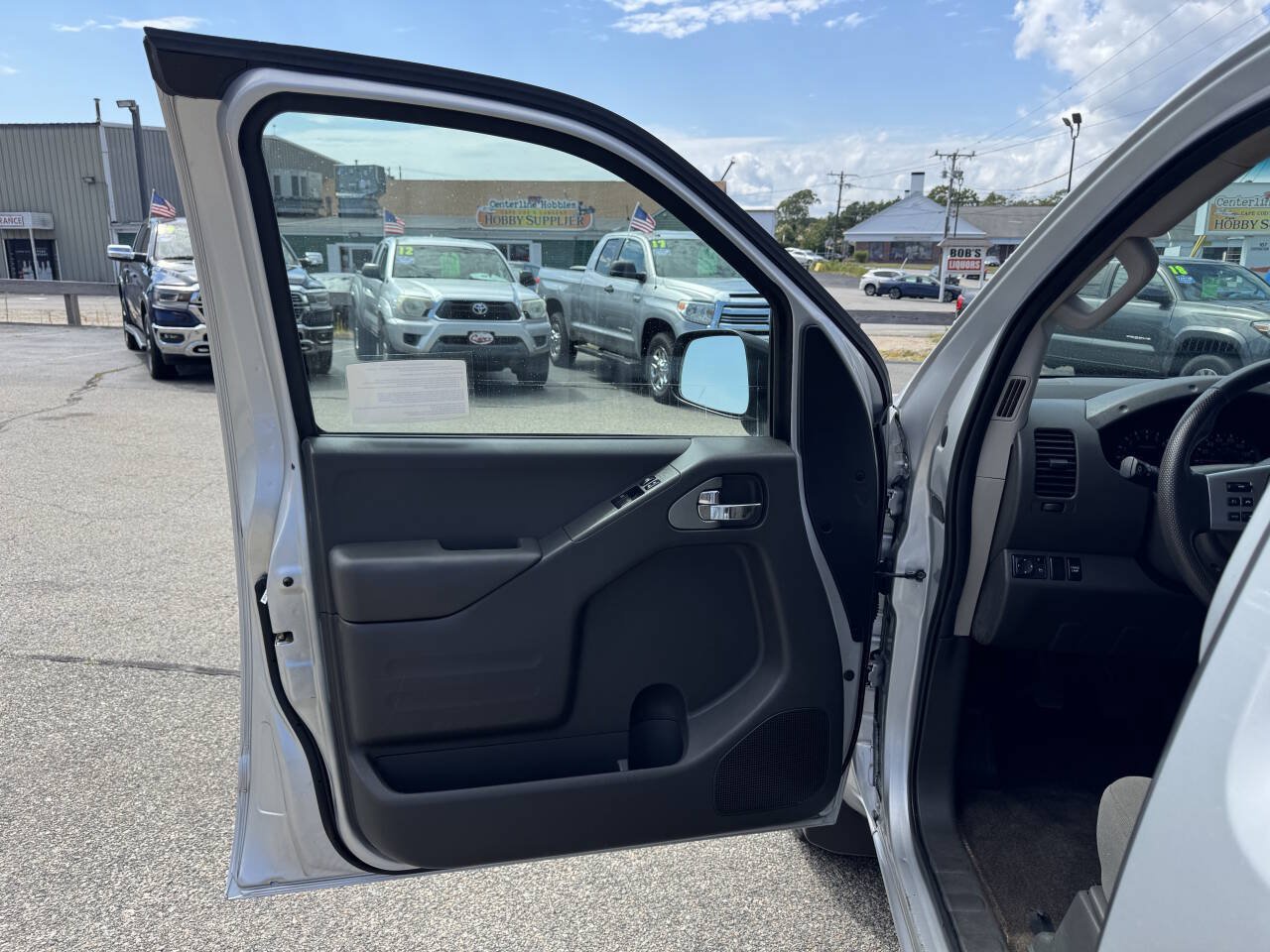 Used 2015 Nissan Frontier SV AWD/4WD image 12
