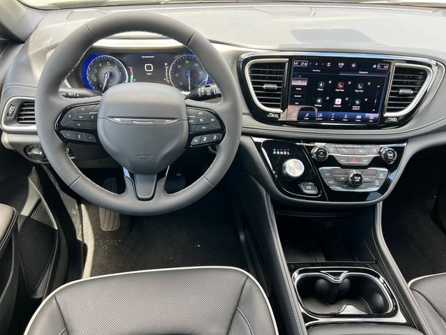 New 2027 Chrysler Pacifica Limited FWD image 2