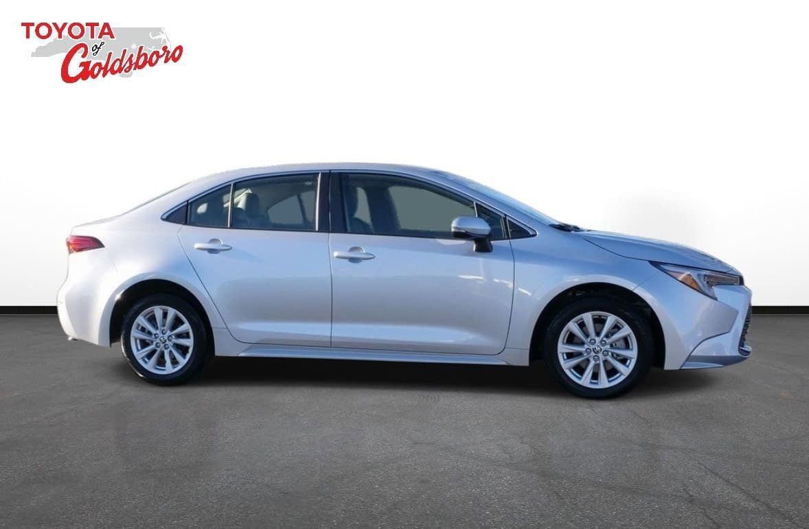 Used 2025 Toyota Corolla XLE image 6