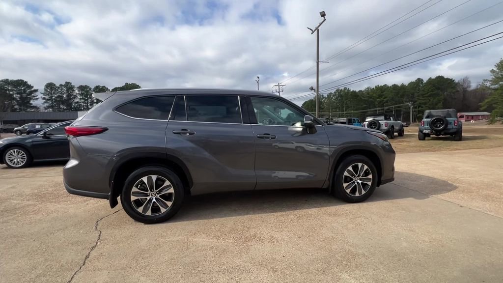 Used 2022 Toyota Highlander XLE image 7