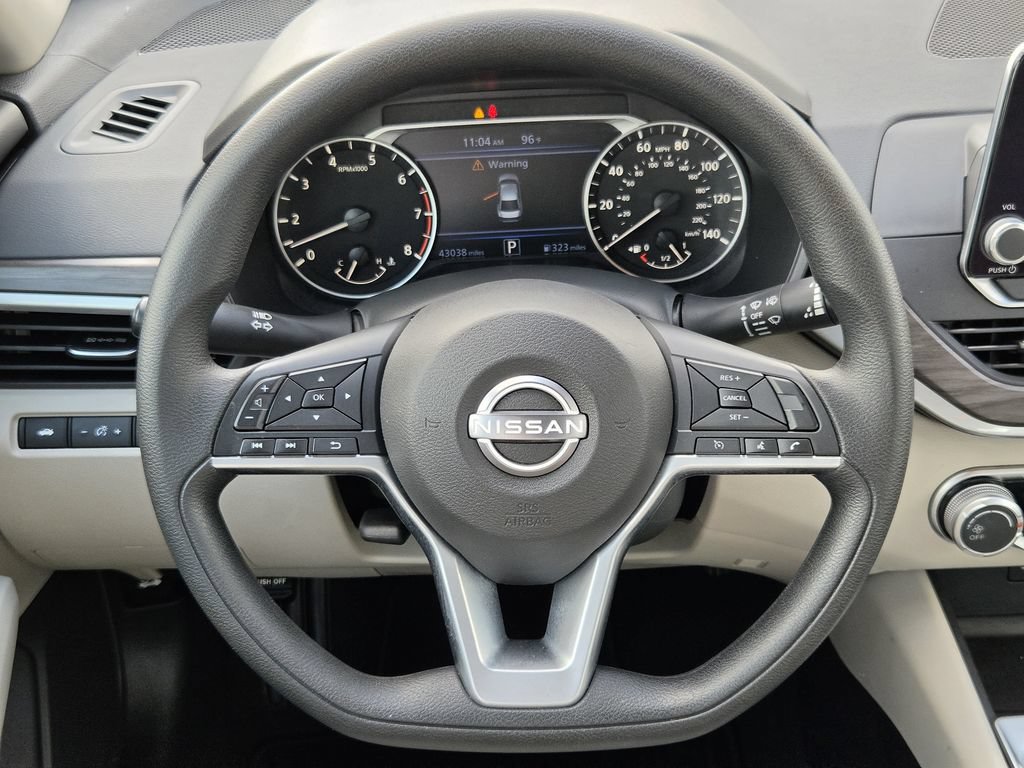 Used 2025 Nissan Altima 2.5 SV FWD image 14