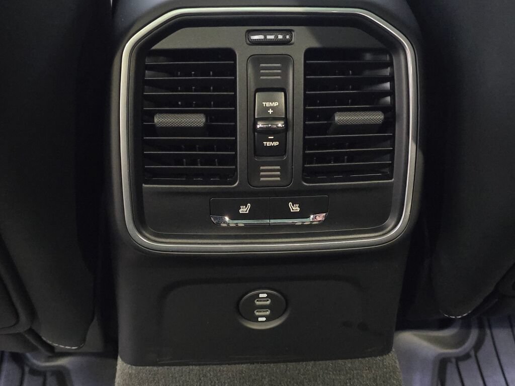 Certified 2026 Porsche Macan AWD/4WD image 19