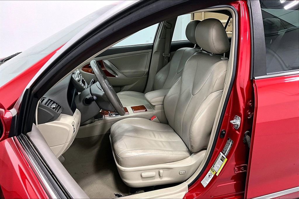 Used 2011 Toyota Camry XLE w/ XLE Extra-Value Pkg #2 image 33