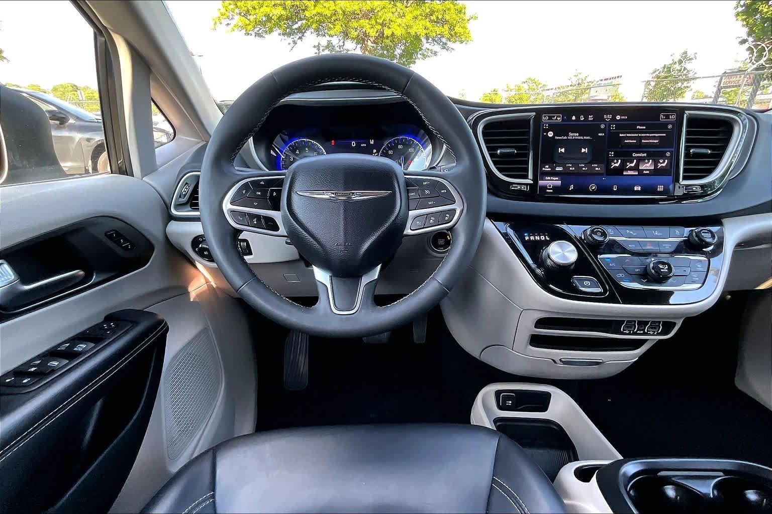 Used 2023 Chrysler Pacifica Touring-L FWD image 6