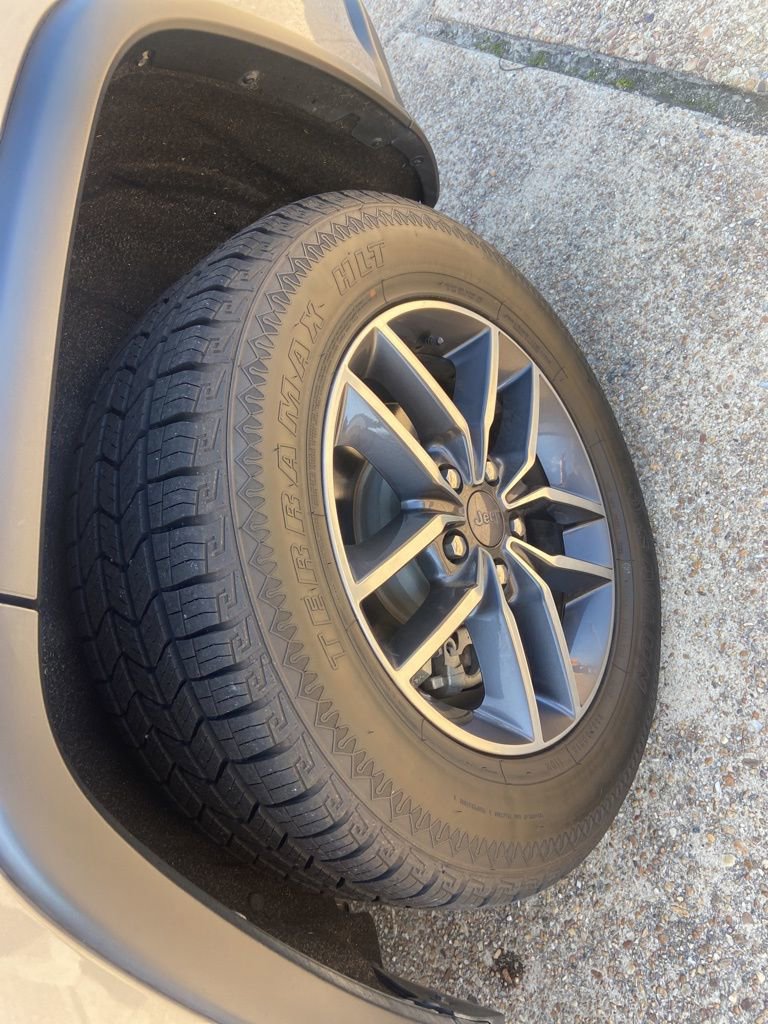 Used 2019 Jeep Grand Cherokee Laredo w/ Security & Convenience Group image 22