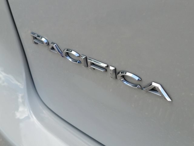 Used 2021 Chrysler Pacifica Touring-L FWD image 9