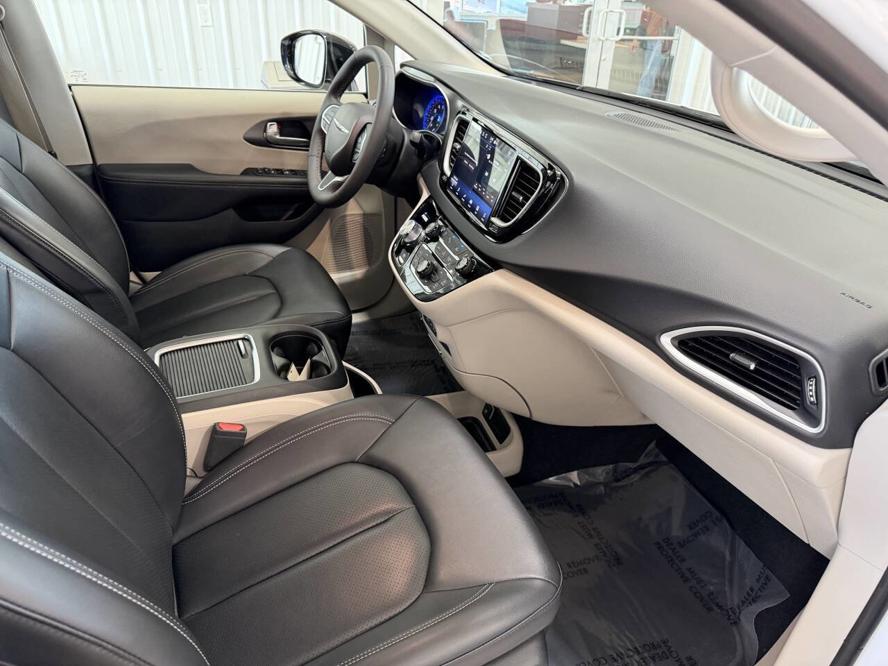 Used 2024 Chrysler Pacifica Touring-L FWD image 33