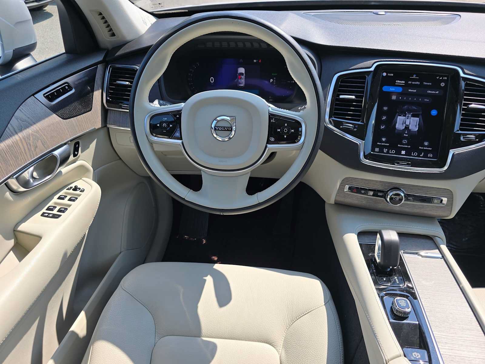 Certified 2023 Volvo XC90 T8 Plus AWD/4WD image 19