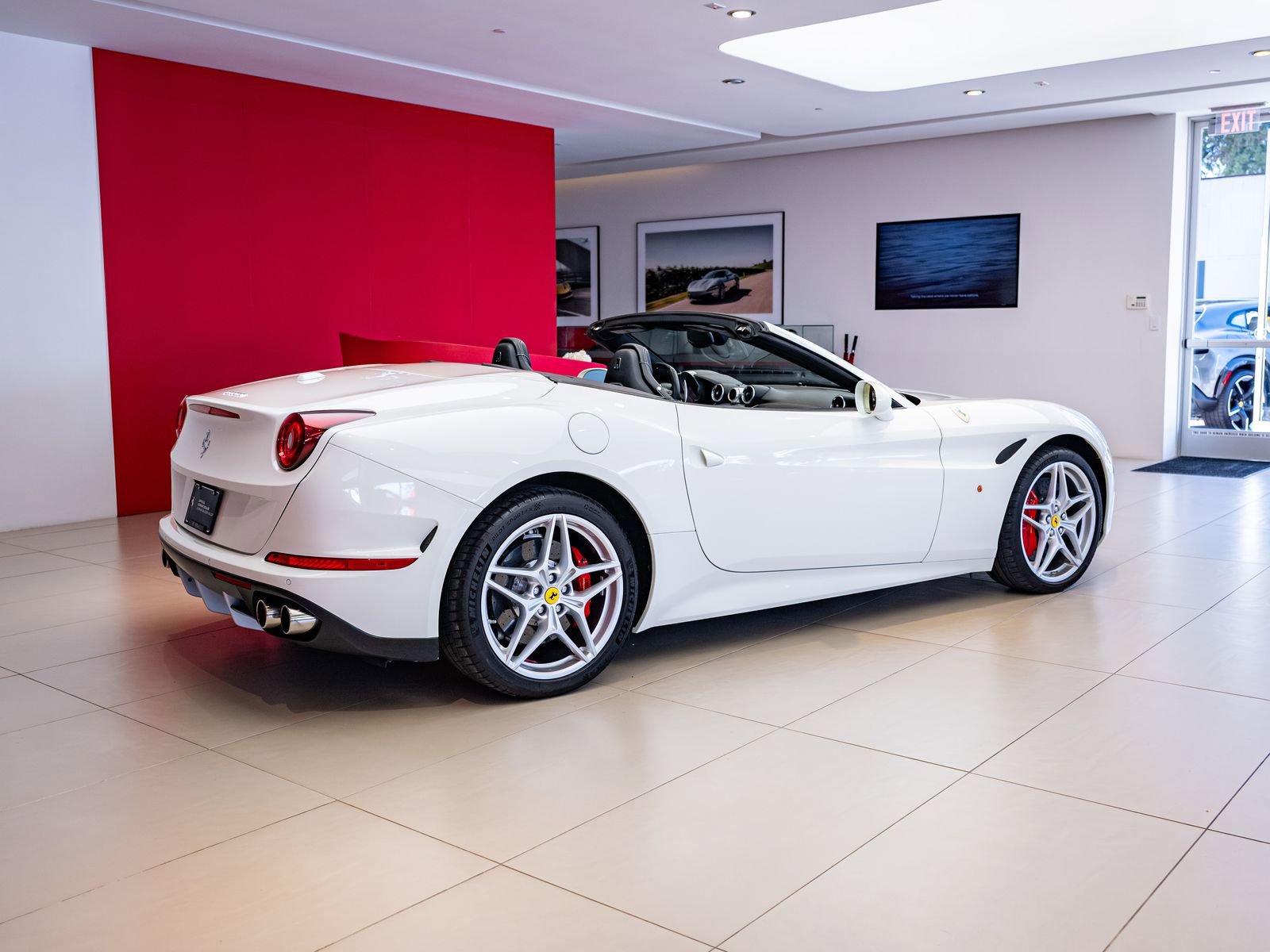 Used 2016 Ferrari California T image 6