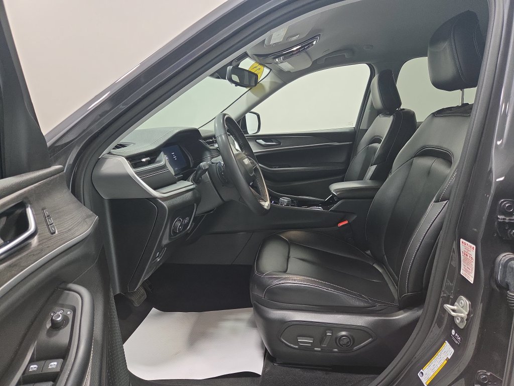 Used 2023 Jeep Grand Cherokee L Limited AWD/4WD image 27