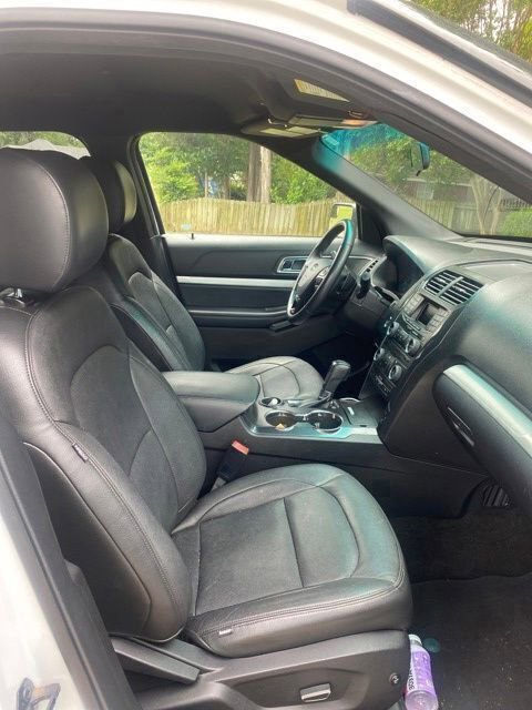 Used 2017 Ford Explorer XLT FWD image 4