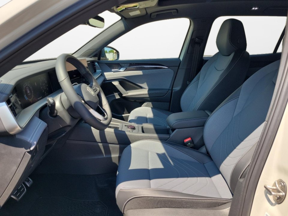 New 2026 Volkswagen Tiguan SE R-Line FWD image 9