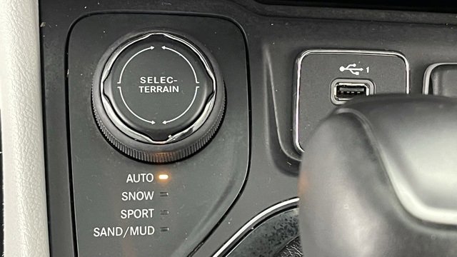 Used 2020 Jeep Cherokee Limited w/ Technology Group image 43