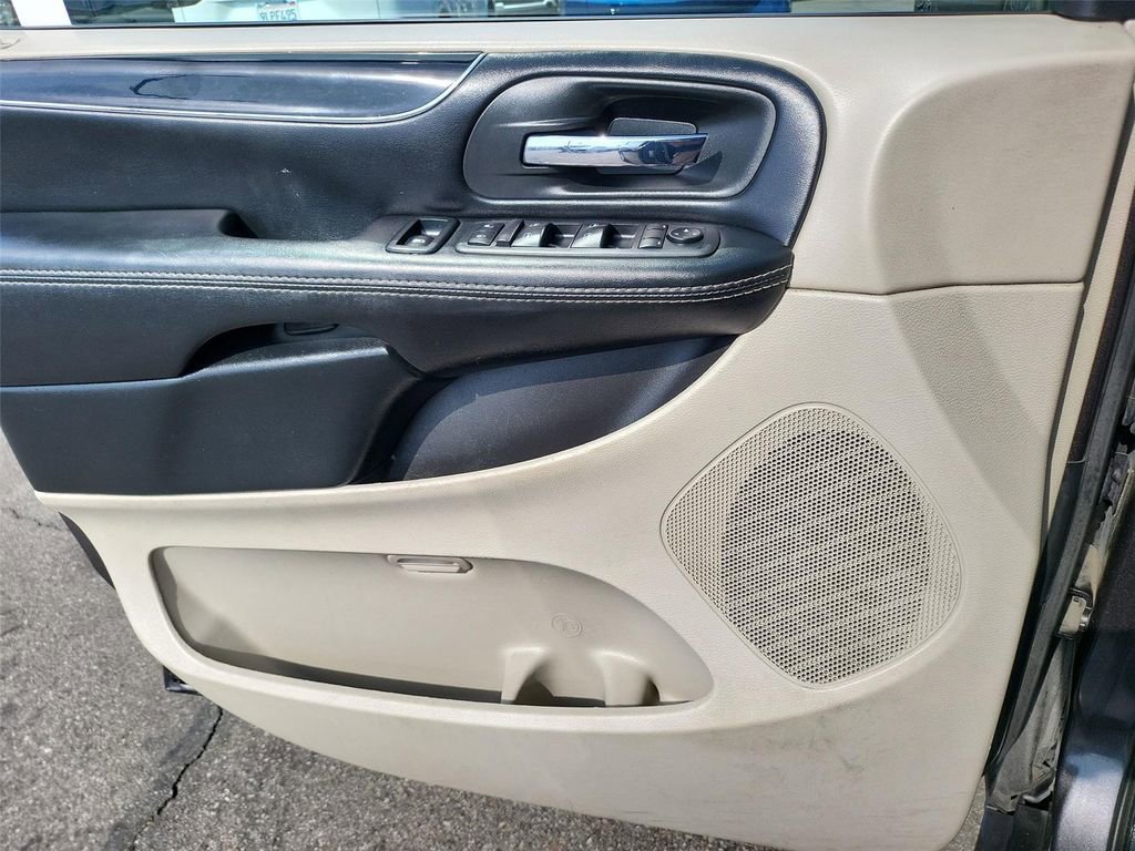 Used 2019 Dodge Grand Caravan SXT image 12